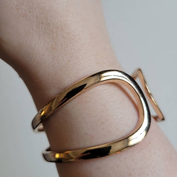 Gold tone clamper bracelet minimalist curved lines - Picture 10 of 11